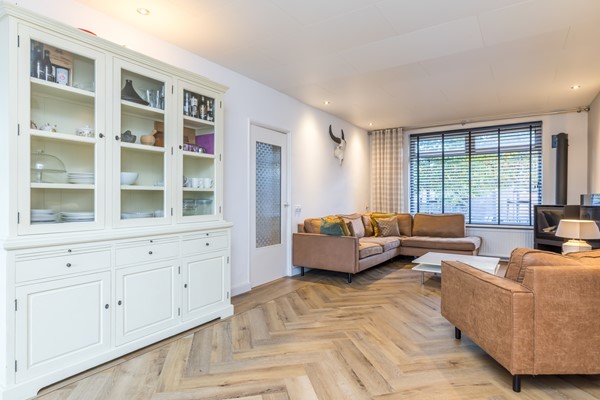 Foto - Verkocht onder voorbehoud: Instapklare gemoderniseerde hoekwoning uit 1920 met 4 slaapkamers, aanbouw met leef keuken en bijkeuken, eigen oprit (2 auto's) en een onderhoudsvriendelijke tuin gelegen op het Zuiden.